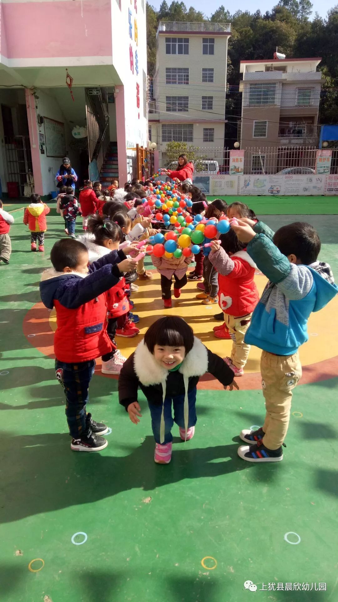 晨欣幼儿园环境优美,透亮,安全,是一所集绿化、美化、童趣化、教育化于一体的儿童乐园!欢迎家长带孩子先参观后入园!